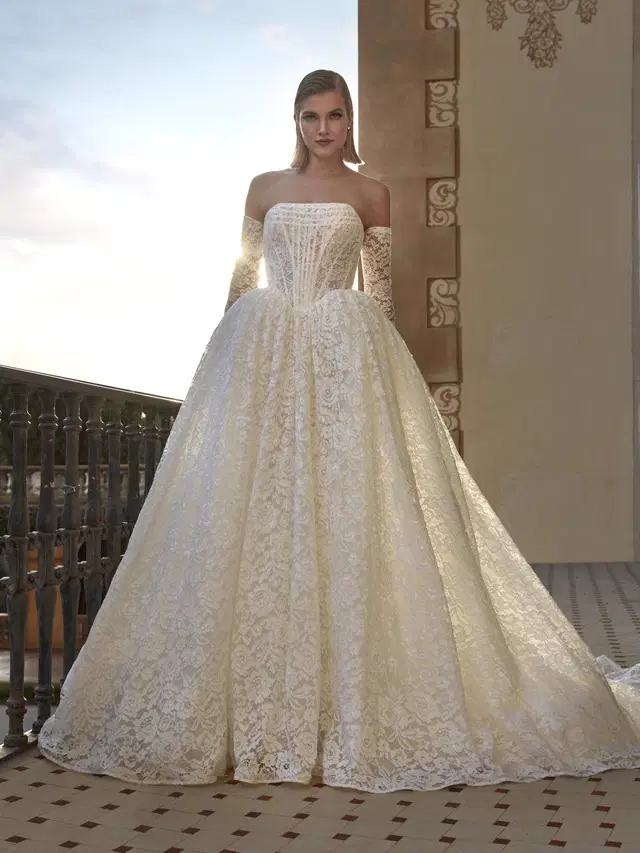 BEATRIS by Pronovias Privée: Princess silhouette, straight neckline, sleeveless, lace