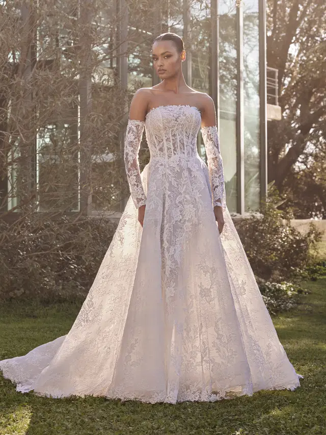 DABRI by Pronovias: Princess silhouette, sweetheart neckline, sleeveless, lace