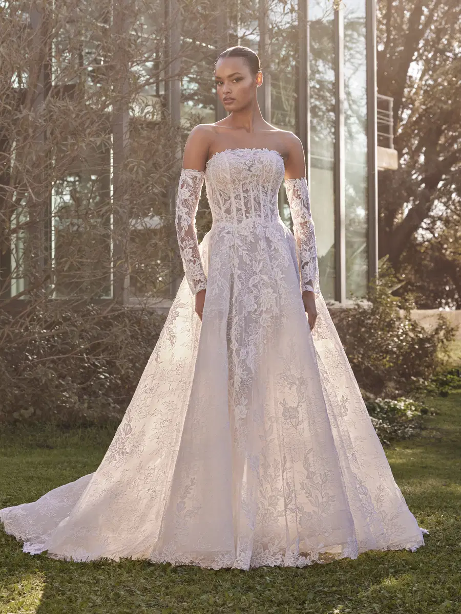 DABRI by Pronovias: Princess silhouette, sweetheart neckline, sleeveless, lace