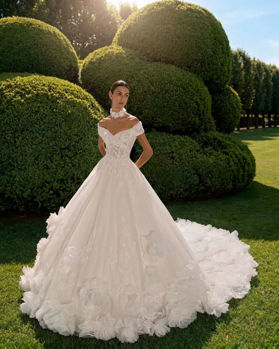 HANOI von Luna Novias: Ballkleid, Schulterfreier Ausschnitt, Ärmellos, Tüll