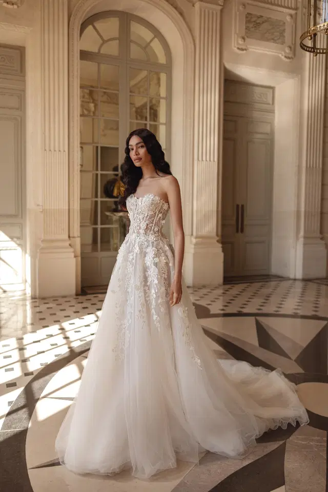 Eirini by Ella Novia: A-Line silhouette, sweetheart neckline, sleeveless, lace