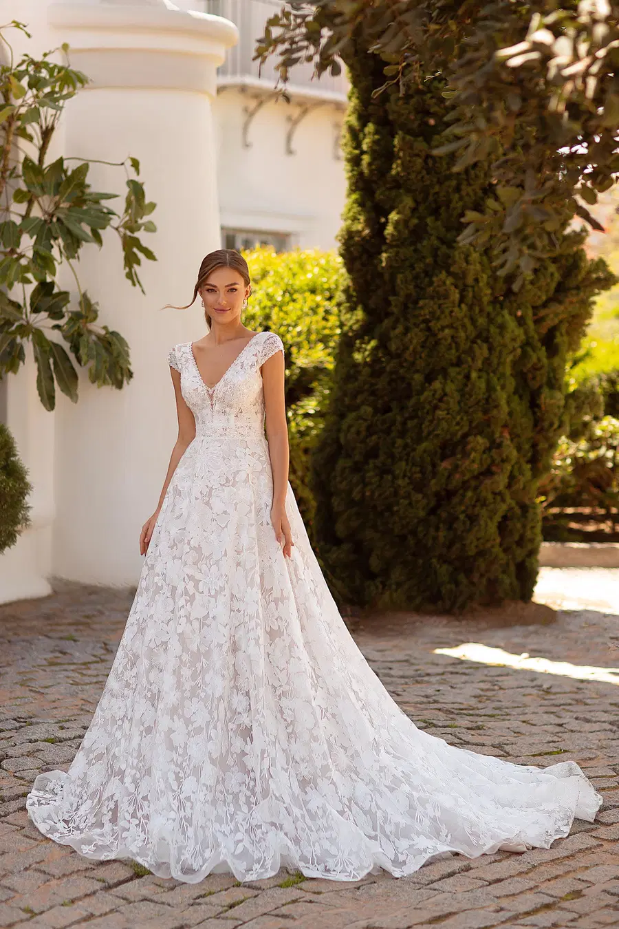 8224 by Monica Loretti: A-Line silhouette, V-neck neckline, cap sleeves, tulle