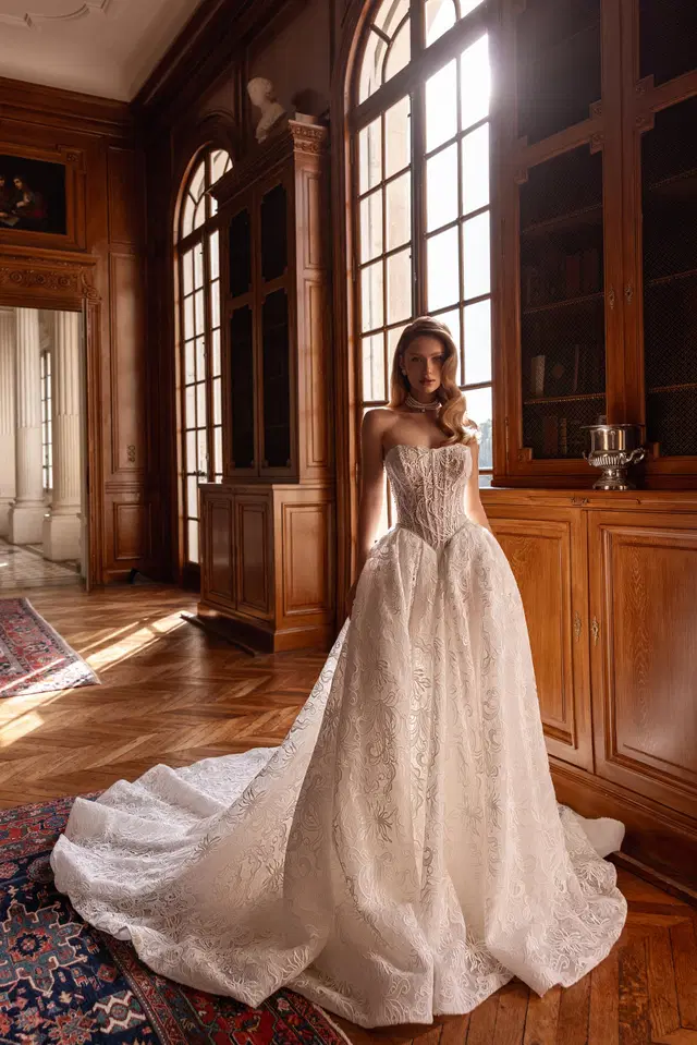 Leonor by Maks Mariano: Princess silhouette, sweetheart neckline, sleeveless, lace