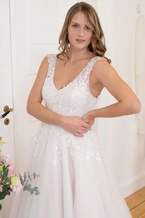 Lotta wedding dress by Sanna Lindström, ball gown, lace