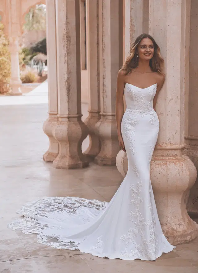 Veda by Enzoani: Straight silhouette, scoop neckline, crepe, chapel train