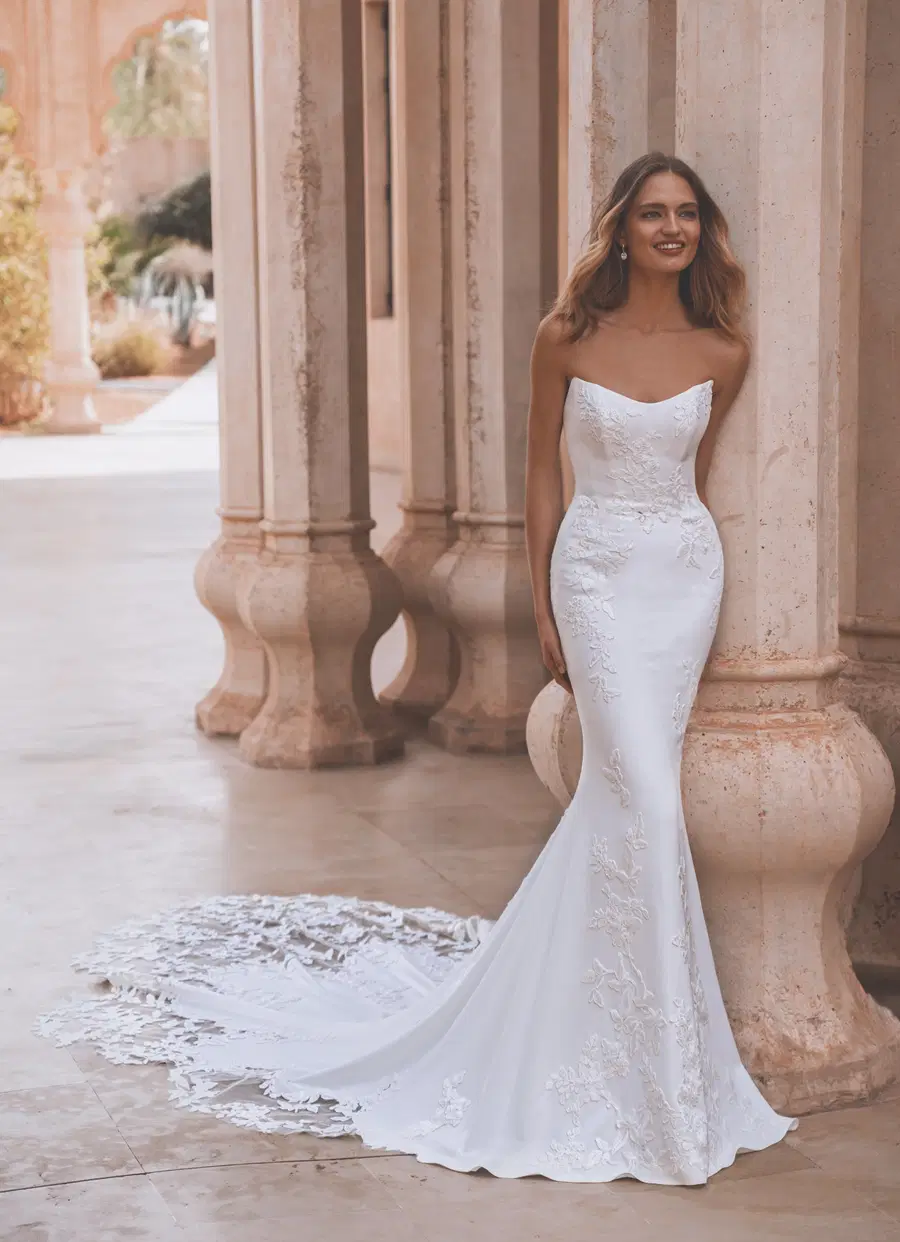 Veda by Enzoani: Straight silhouette, scoop neckline, crepe, chapel train