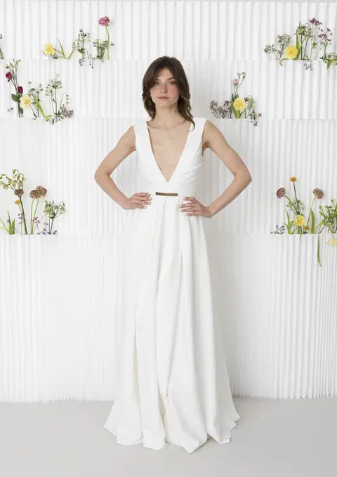 Norapure wedding dress by Kisui, A-line, deep V-neck