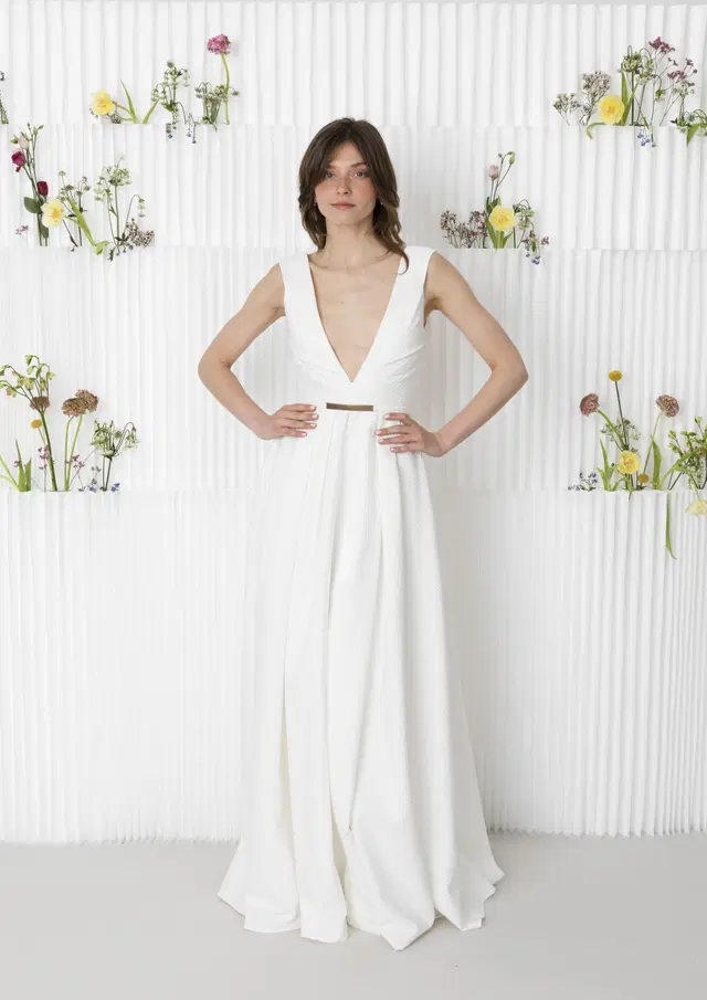 Norapure by Kisui: A-Line silhouette, deep V-neck neckline, sleeveless