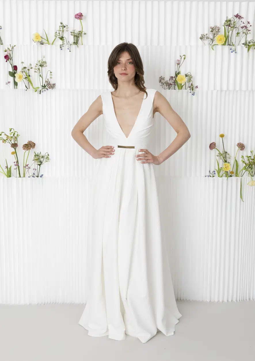 Norapure by Kisui: A-Line silhouette, deep V-neck neckline, sleeveless