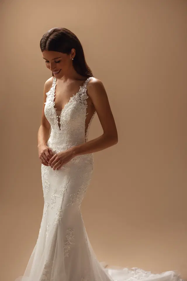 Ainara by Ella Novia: Mermaid silhouette, deep V-neck neckline, sleeveless, lace