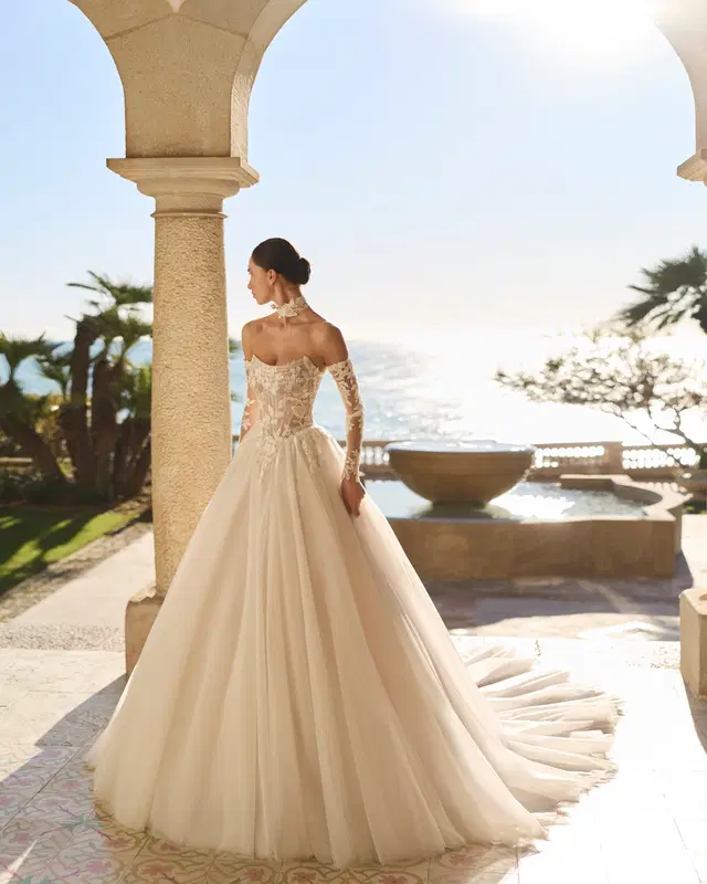 FIORA von Luna Novias: Ballkleid, Schulterfreier Ausschnitt, Ansteckärmel, Tüll