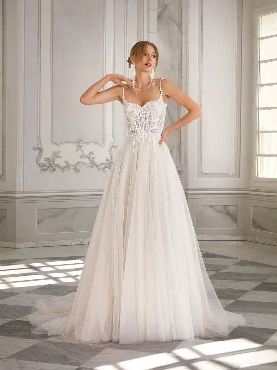 Natta by Vanilla Sposa: A-Line silhouette, sweetheart neckline, lace
