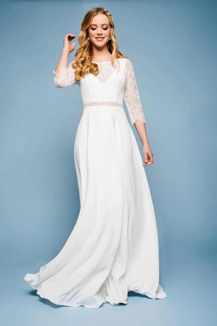 Gretchen by KUESS die BRAUT: A-Line silhouette, V-neck neckline, three-quarter sleeves, crepe