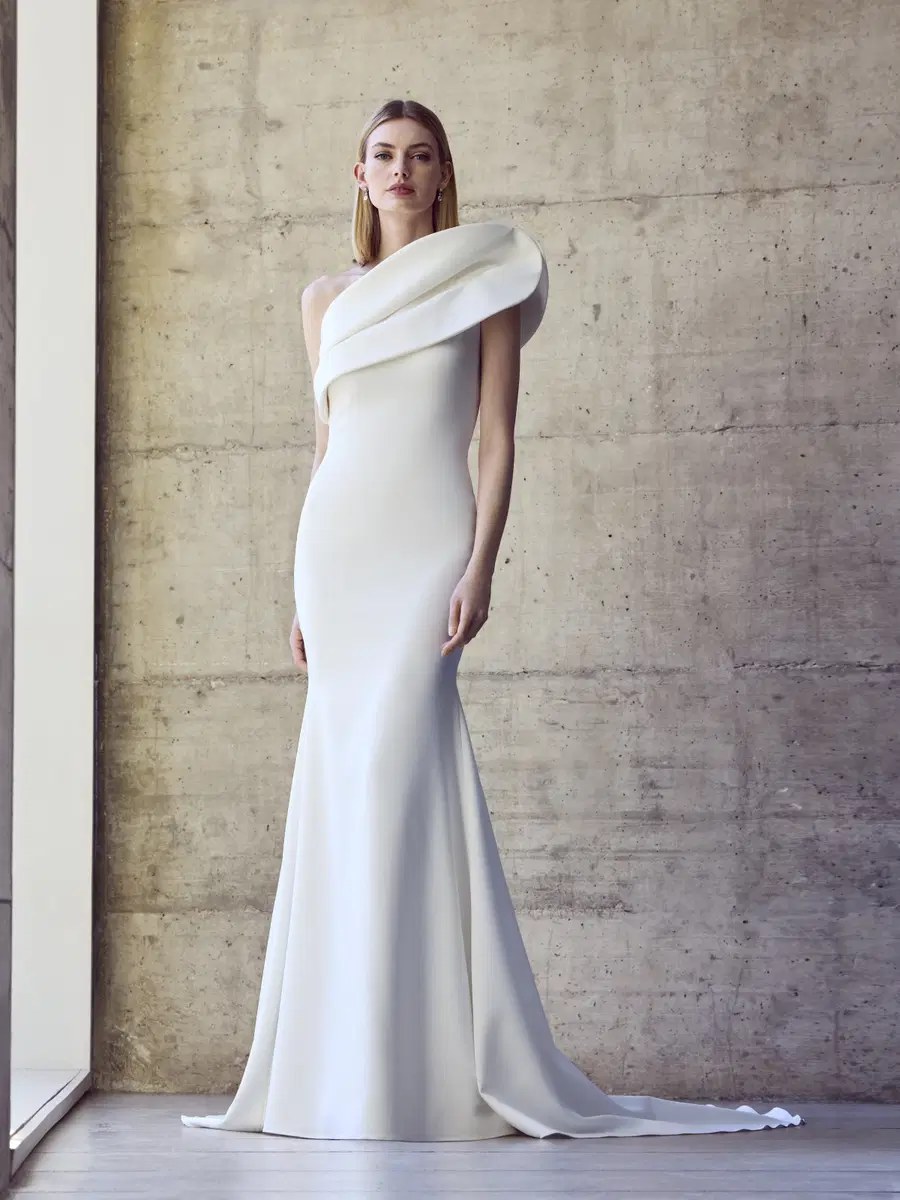 BALS by Pronovias: Mermaid silhouette, asymetric neckline, sleeveless, crepe