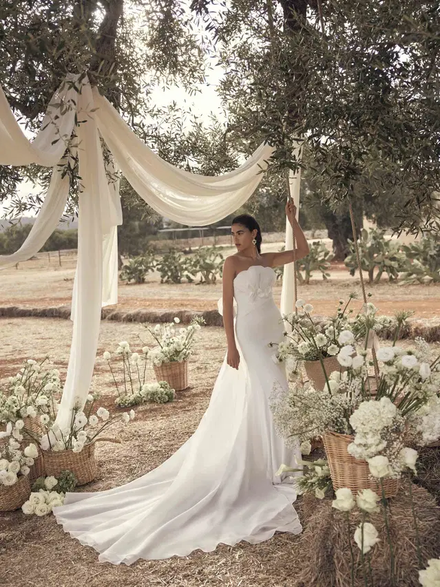 Mona von Modeca Bridal: Trompete, Gerader Ausschnitt, Ärmellos, Satin