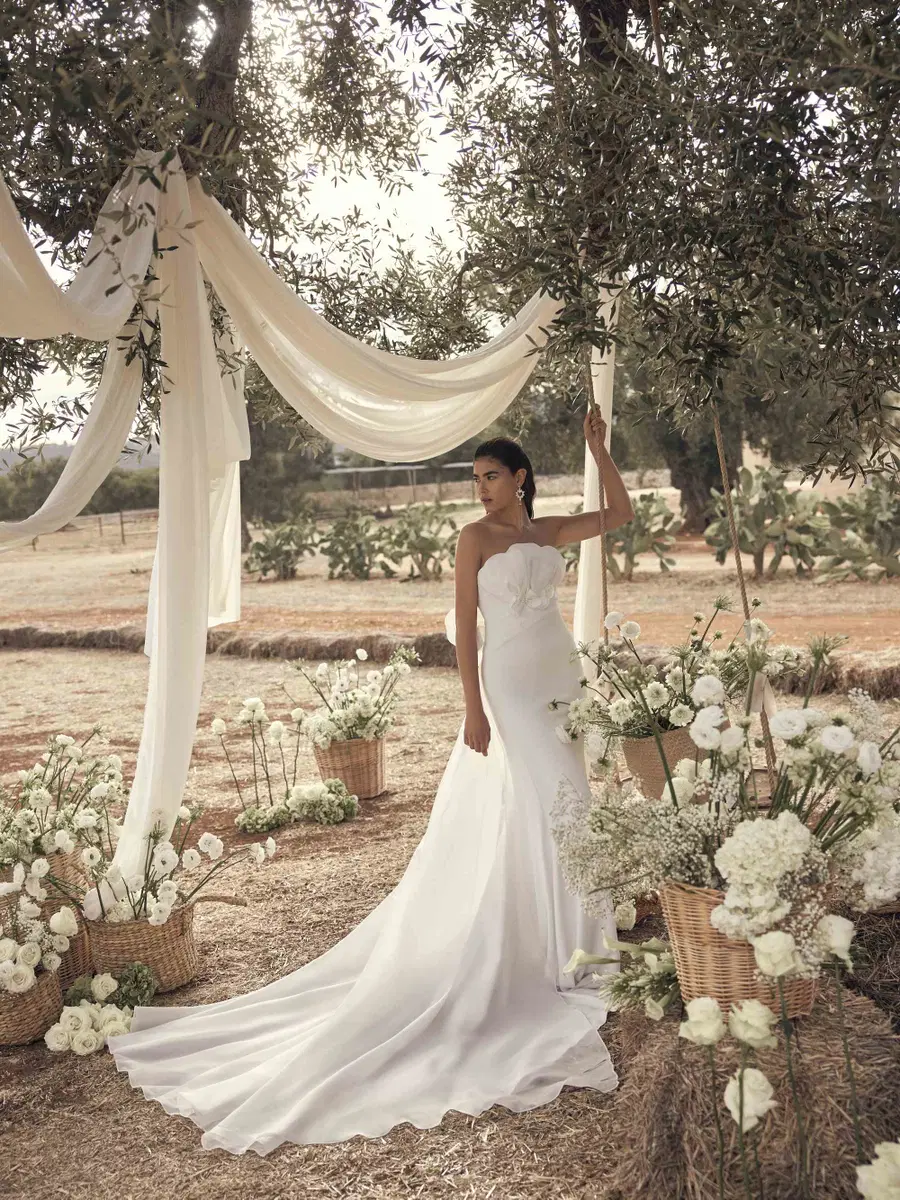 Mona von Modeca Bridal: Trompete, Gerader Ausschnitt, Ärmellos, Satin