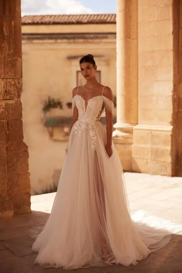 Edita by Anne Mariée: A-Line silhouette, sleeveless, lace