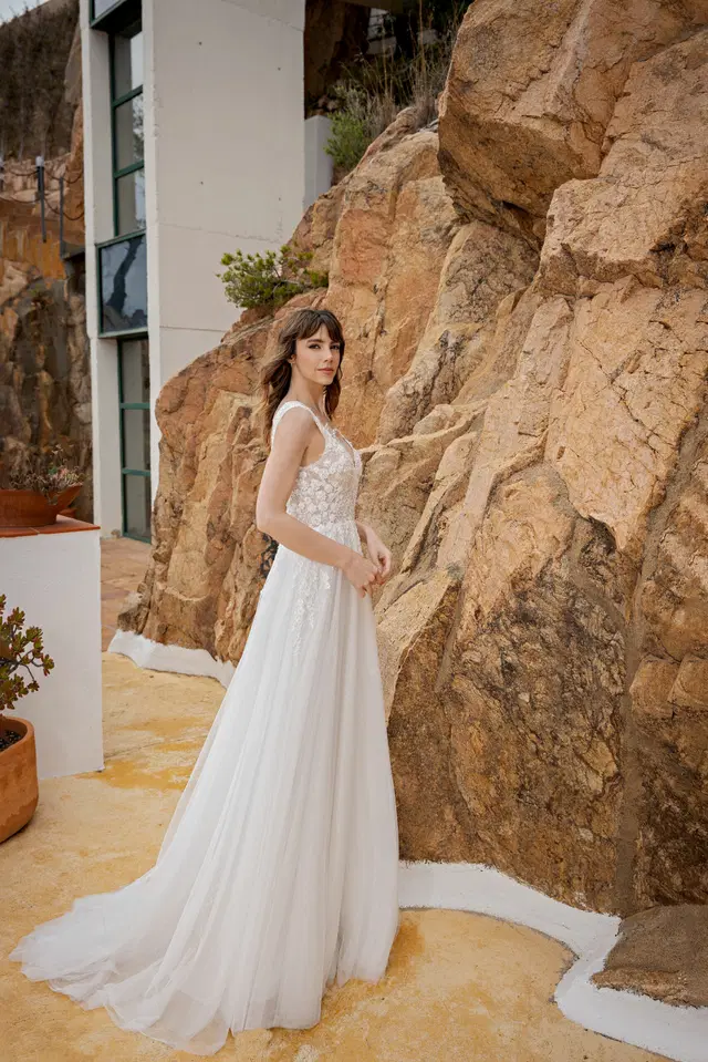 LB309 by Lohrengel: A-Line silhouette, V-neck neckline, cap sleeves, tulle