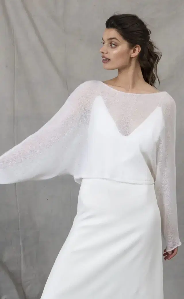 Raya Oversize by Kisui: Straight silhouette, V-neck neckline, long sleeves, tulle