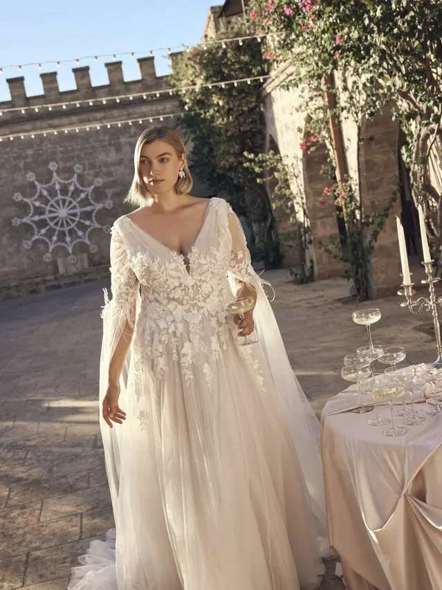 Nadia von Modeca Bridal: Trompete, Tiefer V-Ausschnitt, Lange Ärmel, Tüll