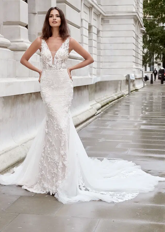 CAROLE KING by Dando London: Mermaid silhouette, V-neck neckline, sleeveless, tulle
