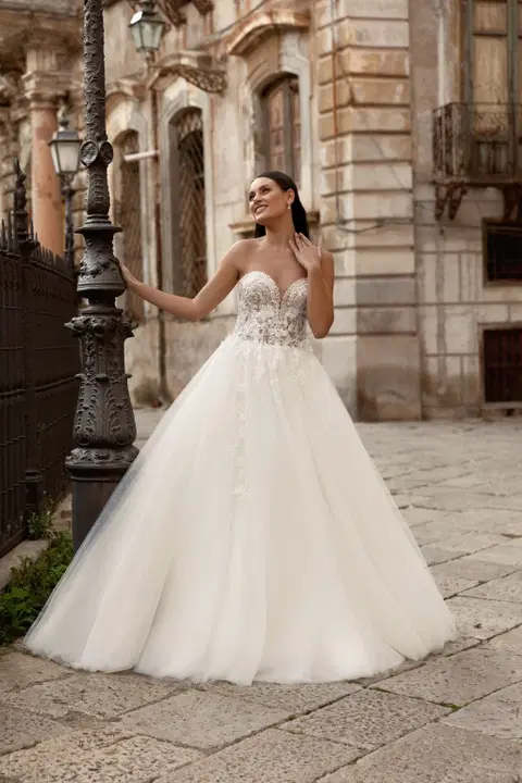 Style 8318 wedding dress by Monica Loretti, ball gown, lace