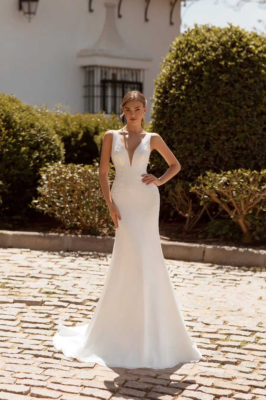 8242 by Monica Loretti: Fit & Flare silhouette, deep V-neck neckline, sleeveless, chiffon