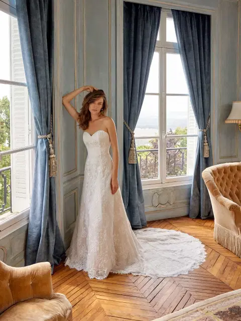 Merida wedding dress by Justin Alexander, trumpet, lace