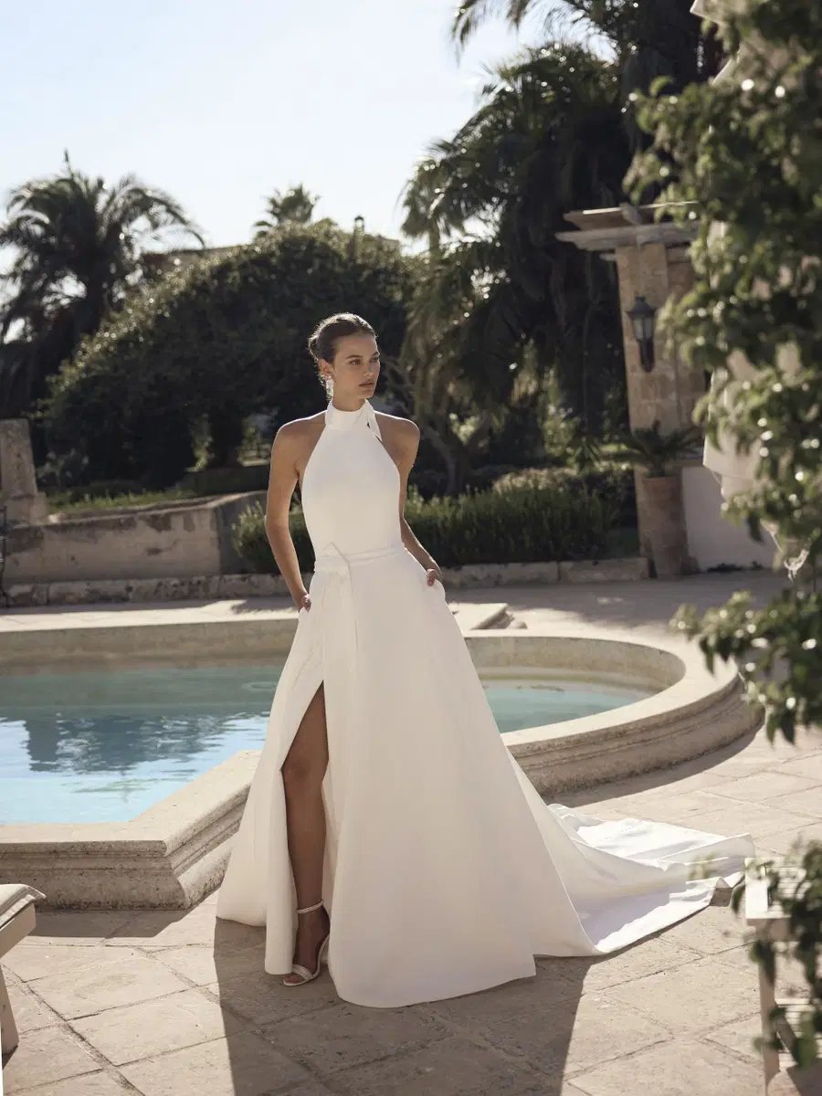 Marvina von Modeca Bridal: Nackenträger, Ärmellos, Satin