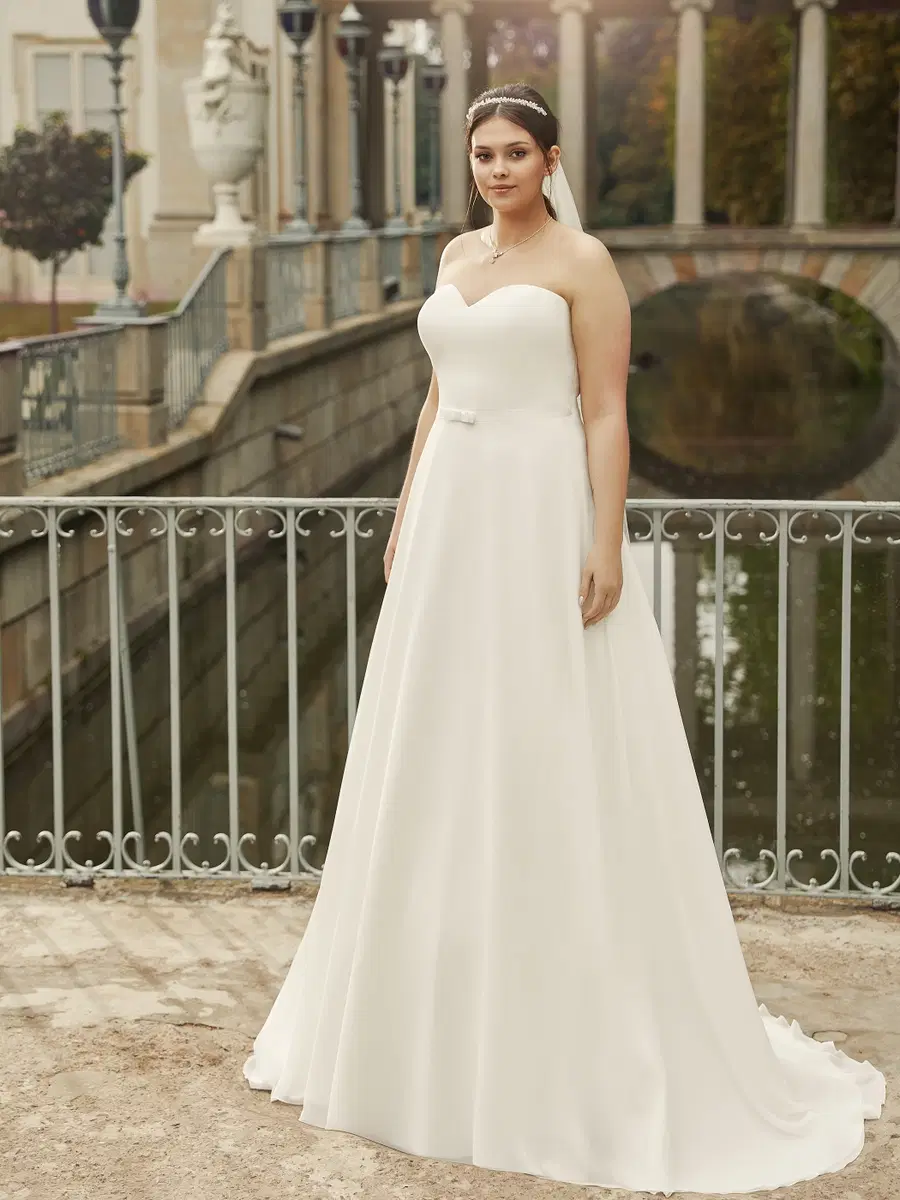 HARMONIA c by Bianco Evento: A-Line silhouette, sweetheart neckline, sleeveless, satin