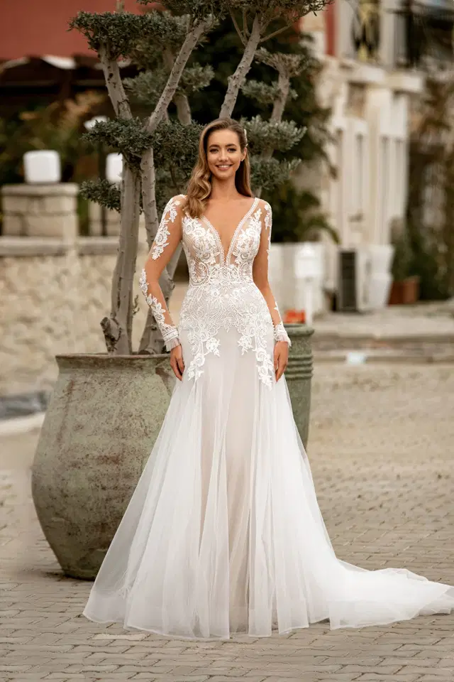 8190 by Monica Loretti: A-Line silhouette, V-neck neckline, short sleeves, lace