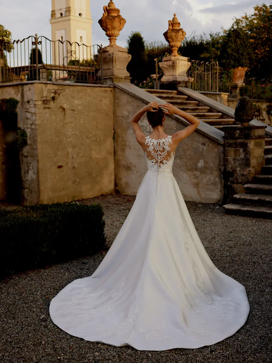 Idonia by Justin Alexander - view 4 of 5