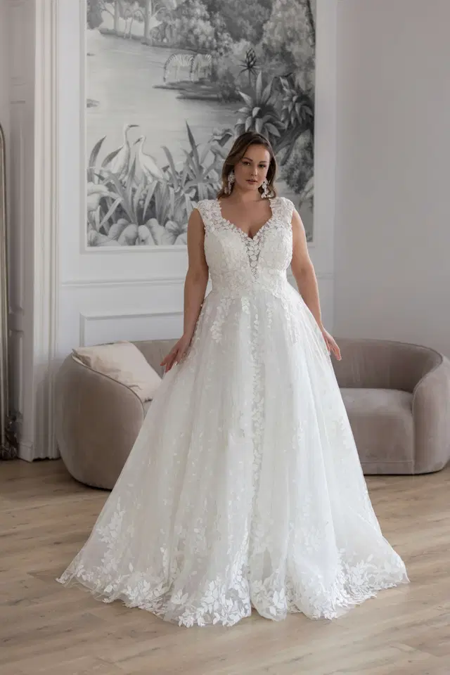 Girly by Jarice: A-Line silhouette, V-neck neckline, long sleeves, lace